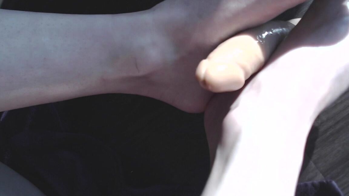 Feet, Foot Fetish, Footjobs, Lotion/Oil Fetish, Oil hornyunicornn oily feet ManyVids