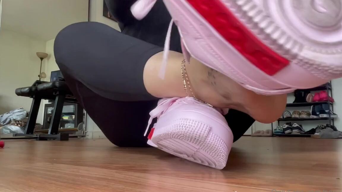 Servingbarefeet Aka Servingfet Onlyfans Always A Good Time To Sniff Some Feets Sorry I Ve Been Silent Having Some Home Improvements Done