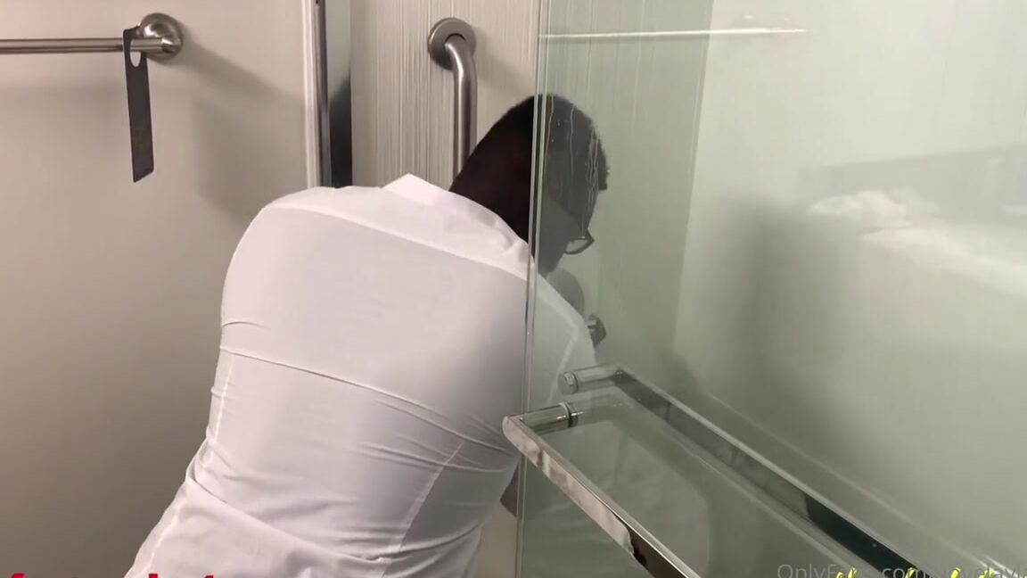 Ilovelaylafeet Onlyfans I Had The Hotel Manager Come To Resolve My Issue But His Focus Was My Feet See What Happened Foot