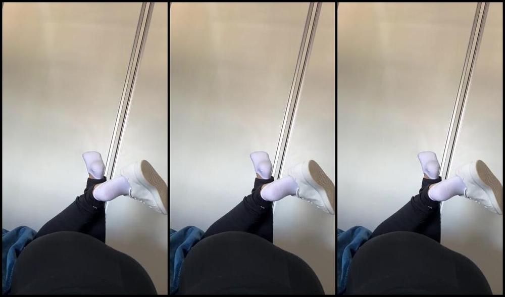 Nathy Feet Nicknamed Nathy 38 11 03 2024 Onlyfans Video Eu Deitada Na Cama Com Os Pes Acima Pose De Anjo