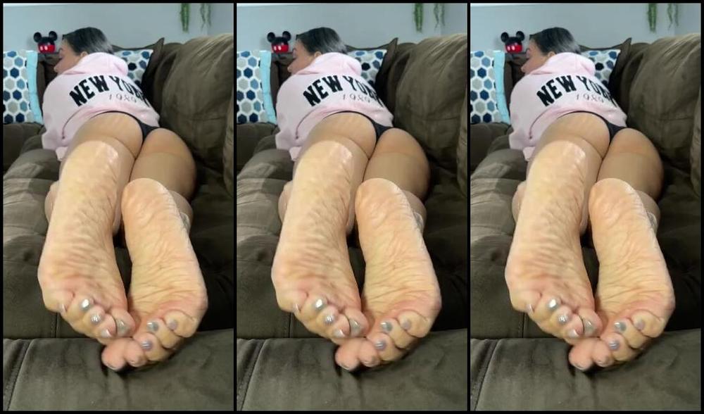 Deedeericanfeet Onlyfans As Requested On My Sofa