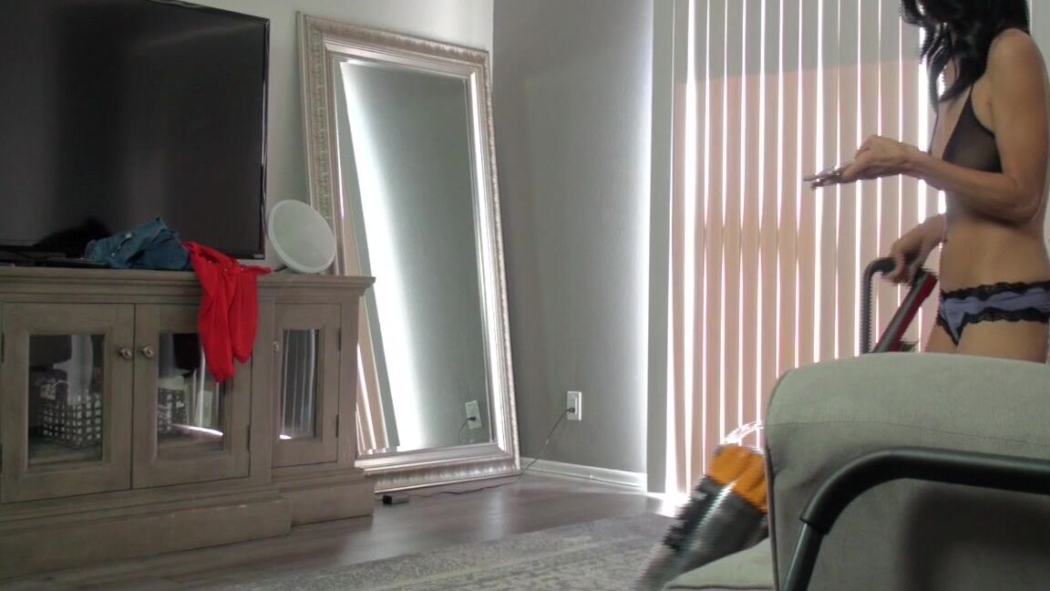 Cassandracruz Vacumming And Dancing Naked