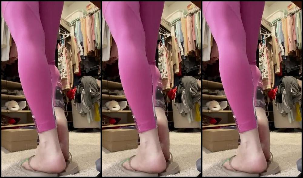 Sweetiestoes Aka Yourfeetsweetie Onlyfans Two Videos Swipe For The Other Part Lol Y All Love These Closet Vids 1