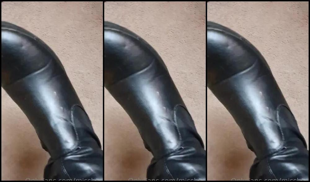 Miss B Nicknamed Missb52S Onlyfans 10 26 2021 Clean My Boots Before I Go Out