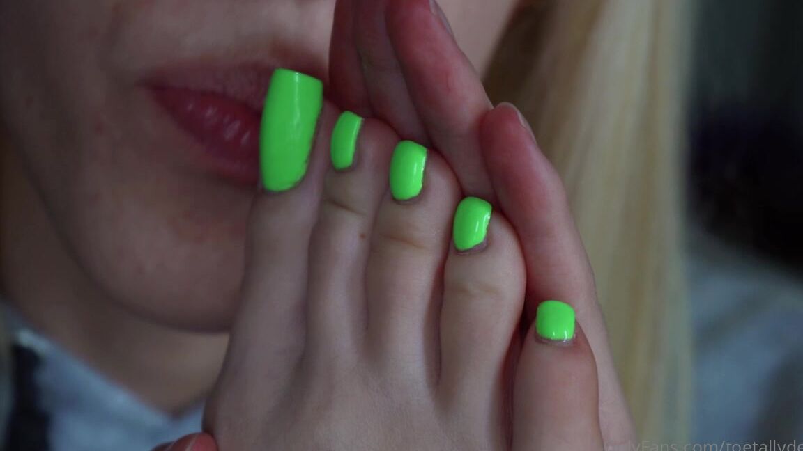 Toetallydevine Get In My Mouth Tags Green Pedi Neon Pedi Foot Worship Fw Sfw Self Foot Worshi