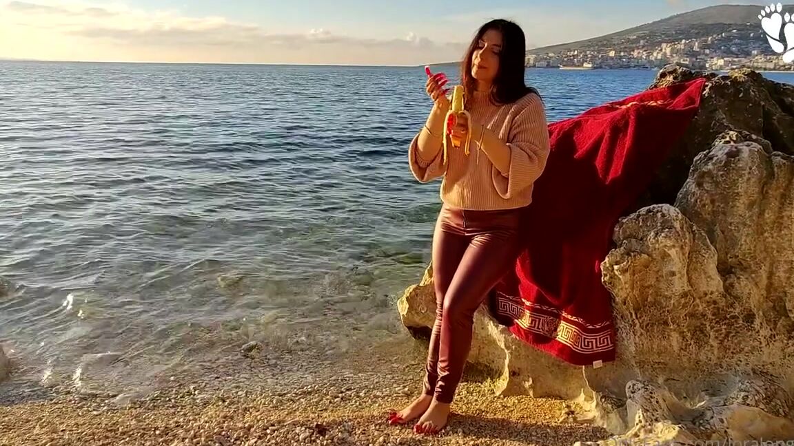Lora Long Nails Nicknamed Loralongnails Onlyfans Scratching Banana Eating I Am Standing On The Seashore In My Hands I Have A Long Yellow Banana