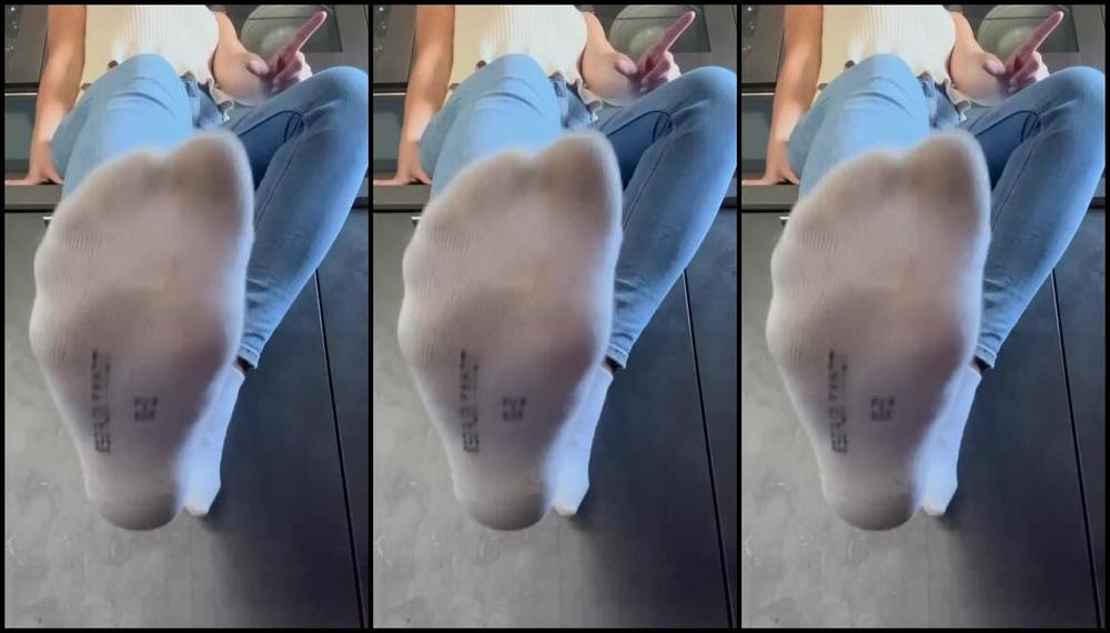 Sarina Jones Nicknamed Sarinajones 11 12 2023 Onlyfans Video Pov Im Sitting On Top Of My Kitchen Counter And Wearing Todays Socks