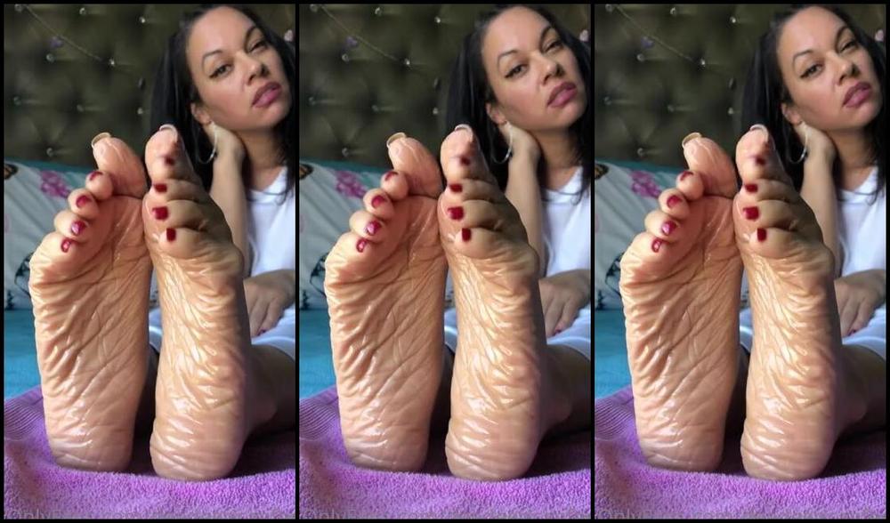 Deedeericanfeet Onlyfans As Requested Wit Old Pedi Closeup To The Window Wit Oily Soles Sorry Guys I Have Old Requests Stil