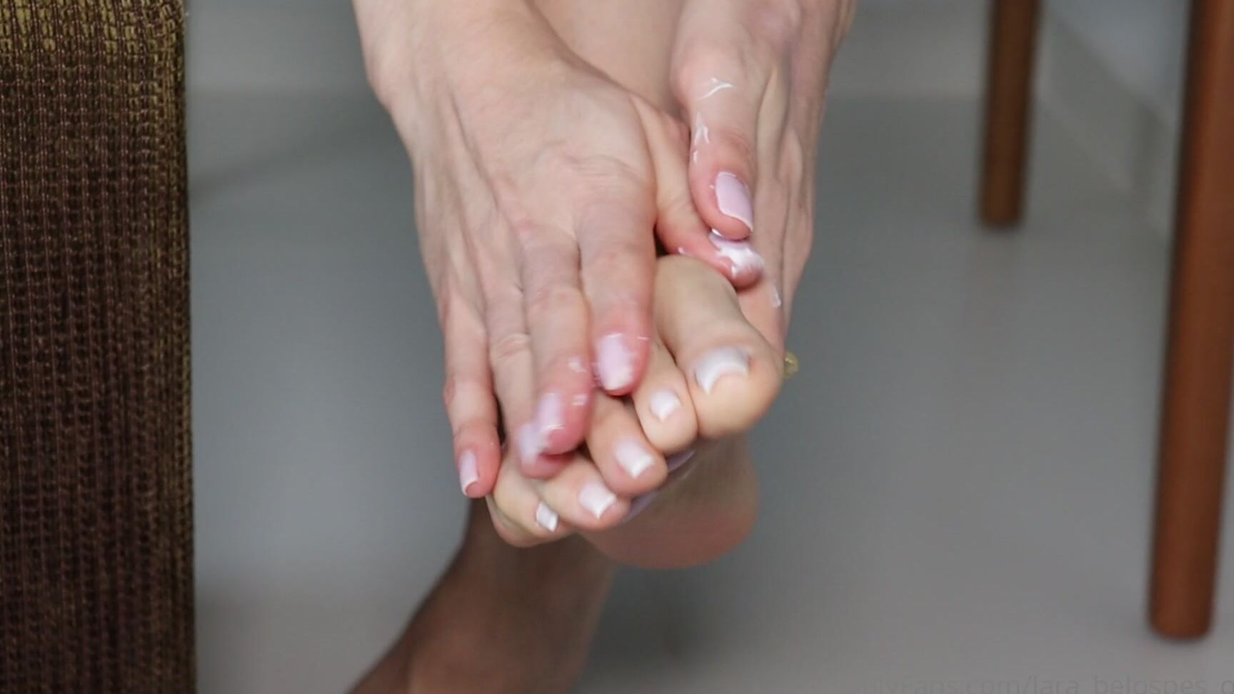 lara-belospes-oficial-15-08-2021-2193863381-a-great-video-moisturizing-my-feet-some-creamy-soles-to-use-them-on-you-if-you-enjoye