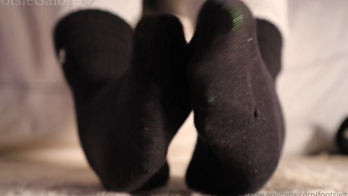 Footsiegalore Onlyfans The Green Is Just Peeking Through These Socks Watch Me Peel These Sweaty Socks Off For You After
