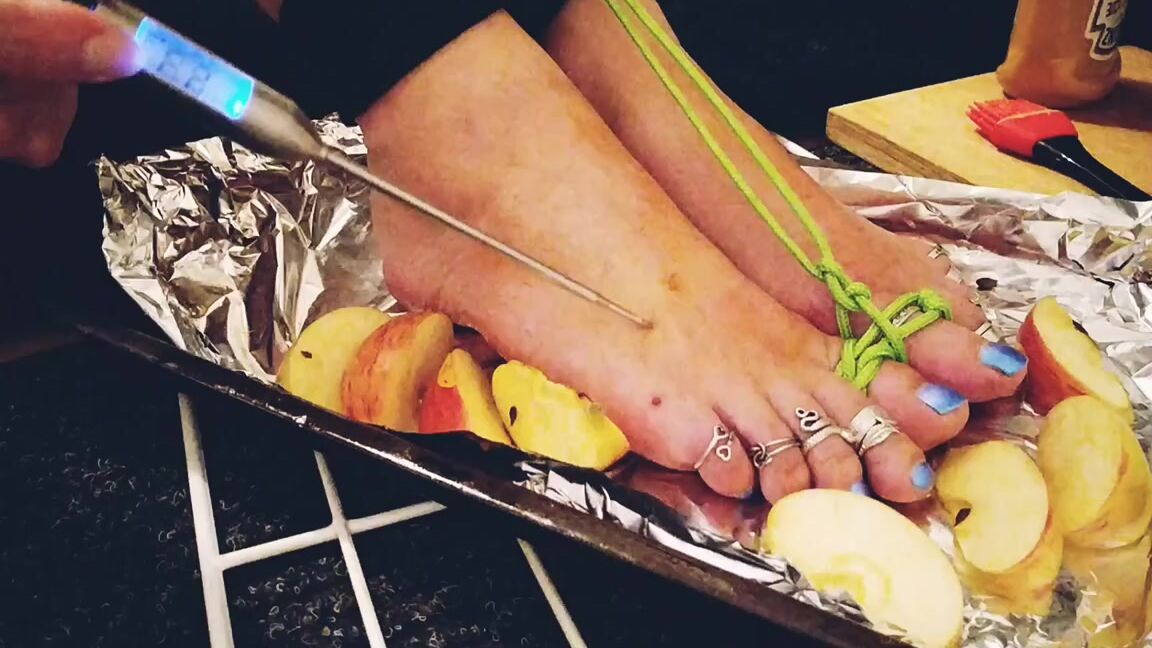 Frejas Submissive Feet Nicknamed Frejassubmissivefeet Onlyfans Roasted Feet With Apples The Part Is On The Other Place Also A New Post