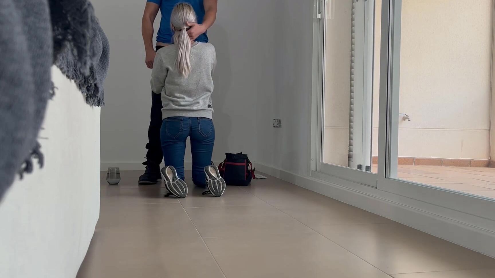 Lecheros 69 41.I call the young electrician to fix the plug and give him a blowjob and surprise fuck him without him knowing xhamster