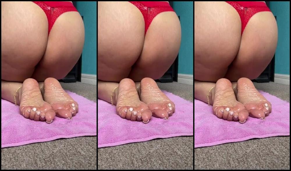 Deedeericanfeet Onlyfans As Requested Sitting On Soles Adding Oil Then Lotion