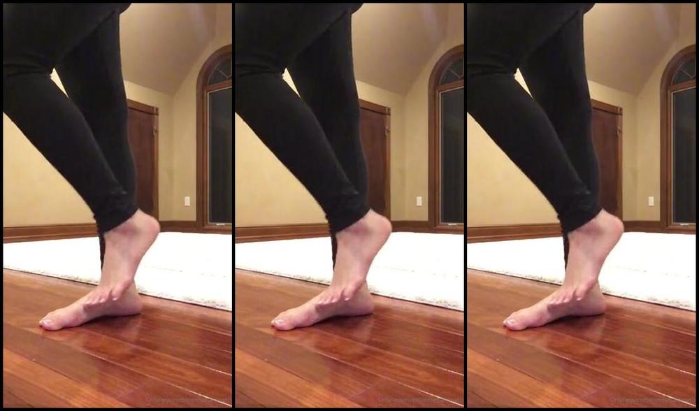 Theenchantressb Nicknamed Theenchantressb Onlyfans Lets Warm Things Up With Some Ugg Play