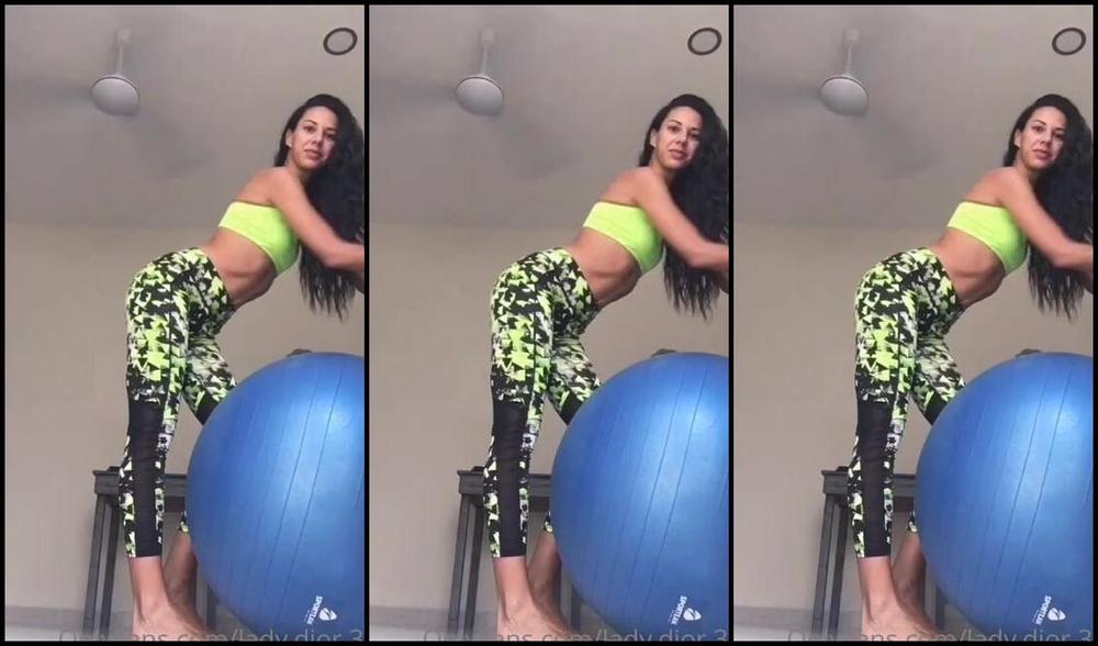 Ladydior Nicknamed Lady Dior 31 10 13 2021 Onlyfans Video Chi Vuole Diventare La Mia Palla O Preferite Inginocchiarvi A Venerare I Miei Piedi