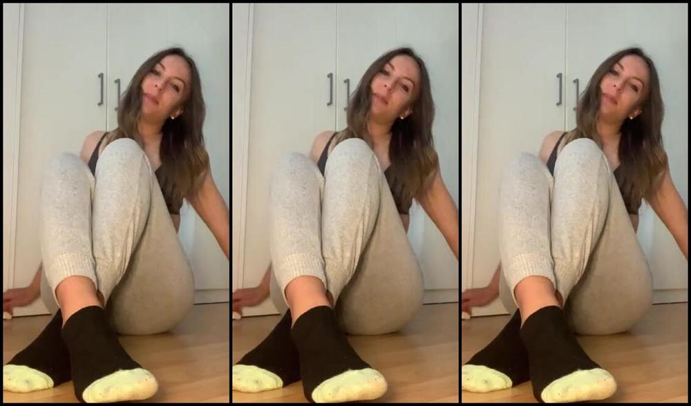 Miss Emma Rose Nicknamed Emmaemmarose Onlyfans Back To Stinking Socks From Dancing All Day Prs