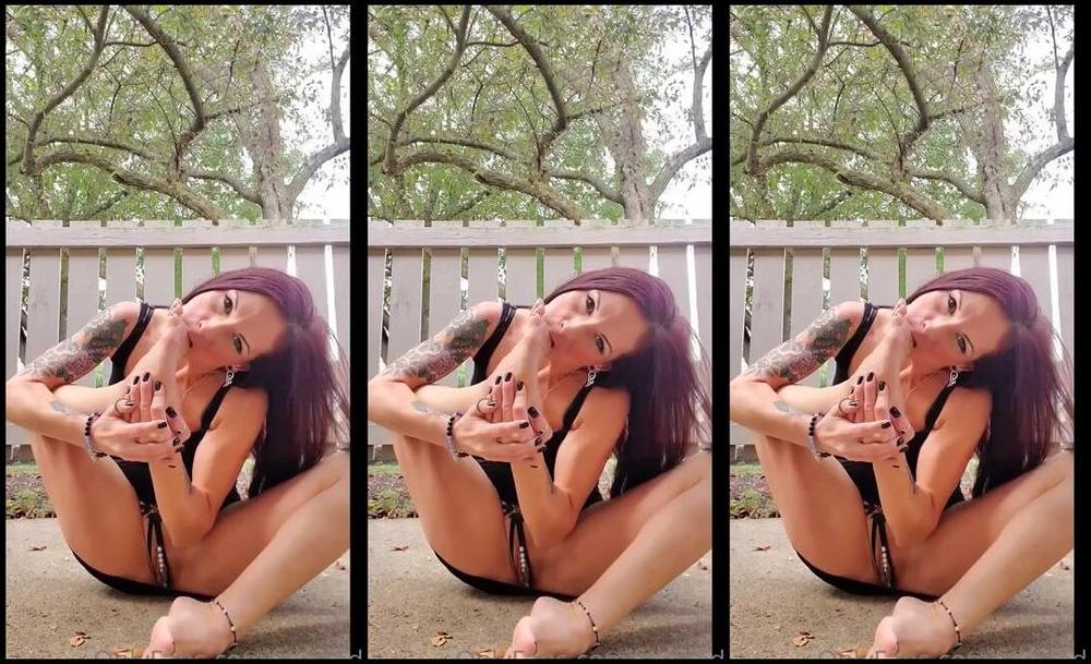 Mssjada Nicknamed Mssjada Onlyfans Flip Flops Soles And Crotchless Panties 5 Minute Video Followed By 16 Pictures 1