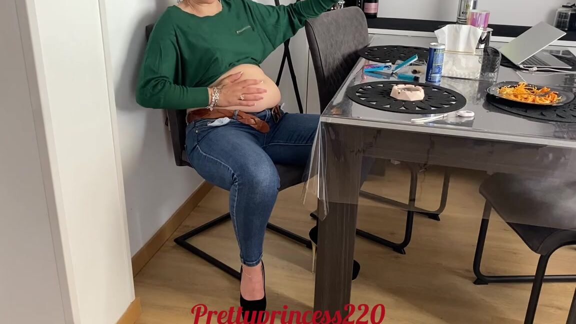 Prettyprincess220 06 14 2023 Onlyfans Video Stepmom Eats A Lot Farts And Is Burping Like A Man