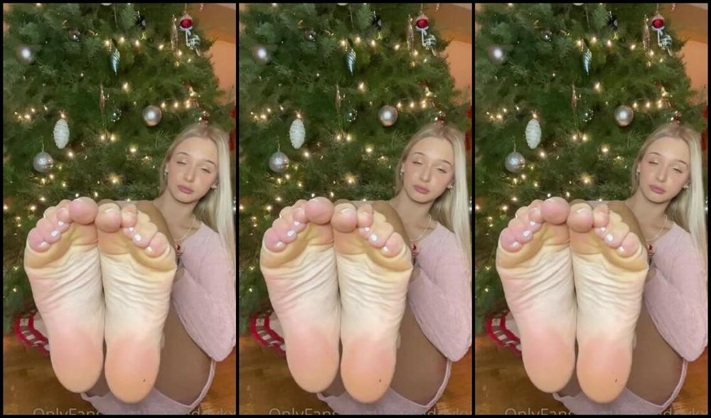 Goddess Kaylee Aka Xomaddykxo Onlyfans The Infamous Christmas Soles Do We Want To See More Content In Front Of The Treep