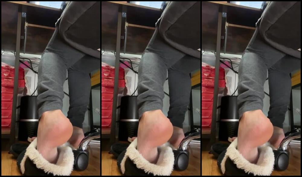 Jamiedaniels Onlyfans Getting Some Work Done On The Computer It S Been Chilly Here The Past Few Days Had To Break Outp