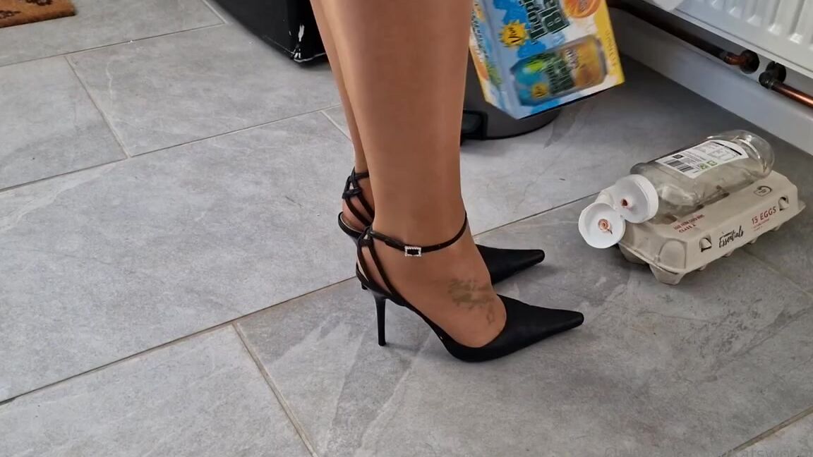 Kats Worn Heels Nicknamed Katswornheels Onlyfans Doing A Spot Of Recycling In My Sexy Af Slingbacks