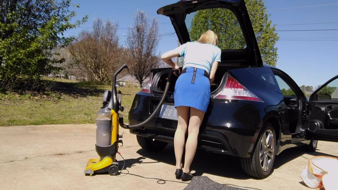 Morina Vacuuming Car