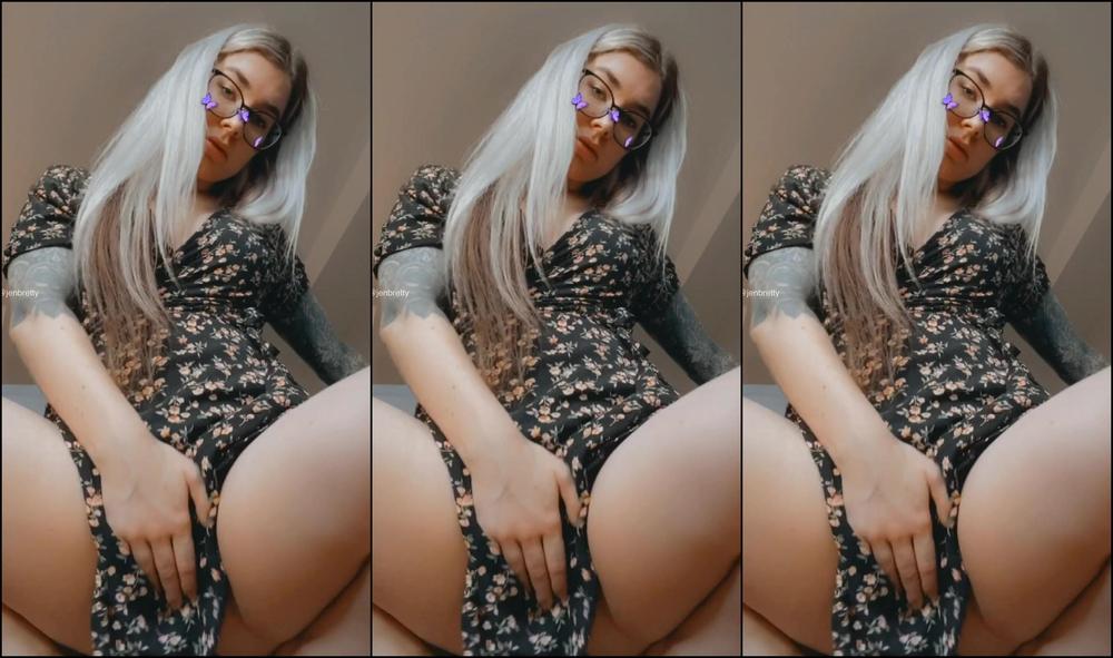 Therealjenbretty I Just Went To My Room Quickly While My Friend Wa