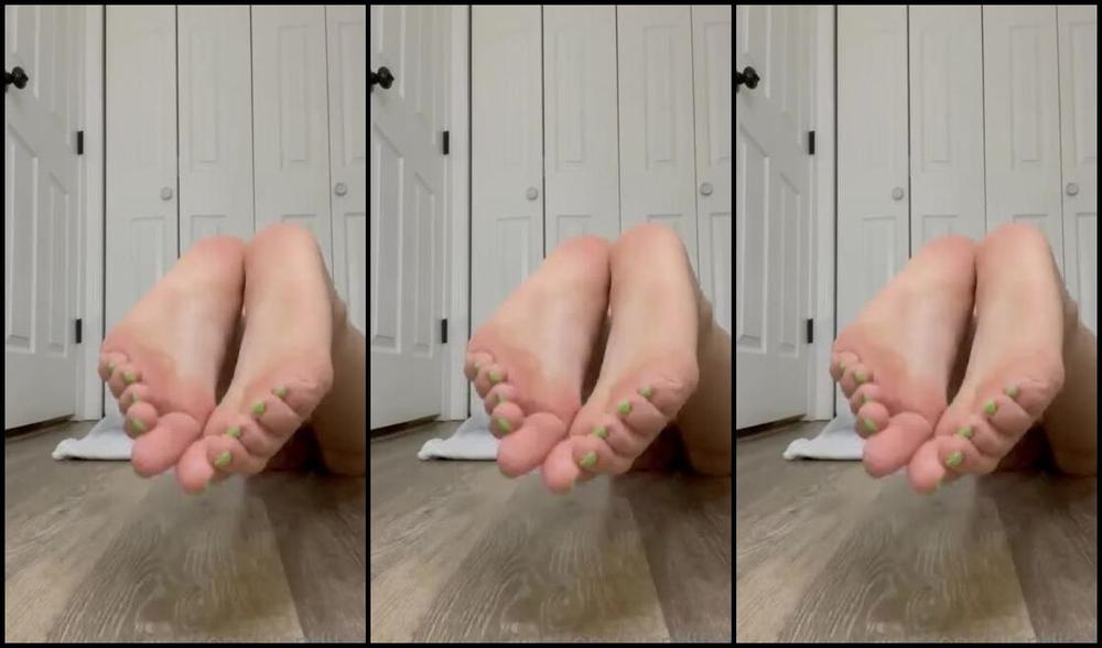 Blondifeet Foot Fetish 12 26 2021 Onlyfans Video The Lime Green Sure Make My Toes Pop