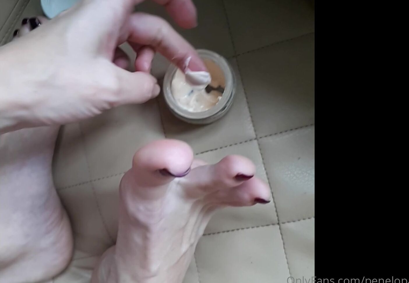 Penelopa Feet Routine Toes Focused