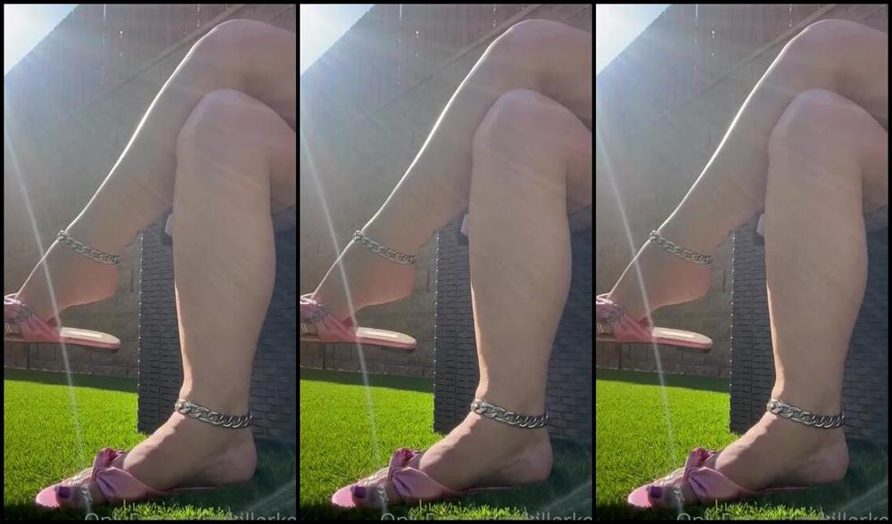 Killersexyfeets Nicknamed Killerkell Onlyfans I Love To Tease You With My Sexy Pretty Flip Flop Dangle Can You Control Yourself