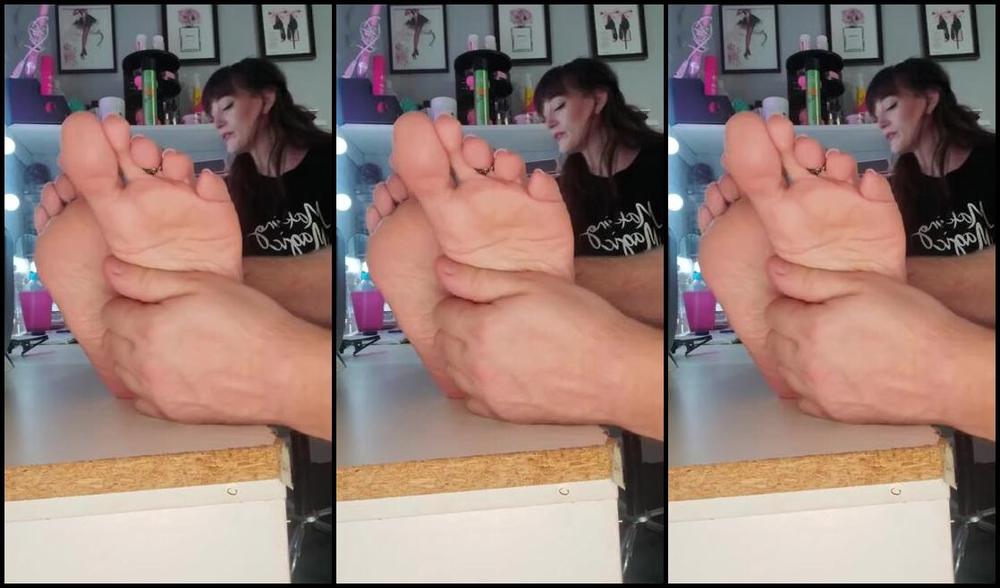 Miss Behavin Aka Misbehavedxoxo Onlyfans Your Coworker Has Her Feet Up On The Desk Working And You Cant Help But Tickle 4Tq