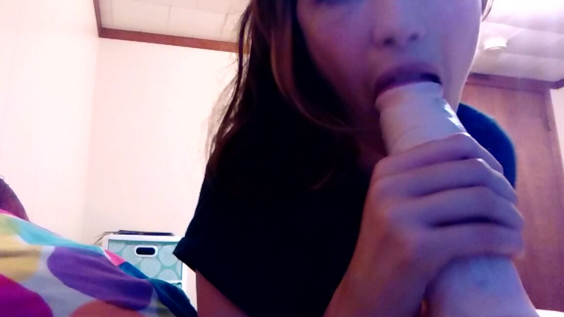 Annabelle Bestia Sloppy Blowjob On Dildo