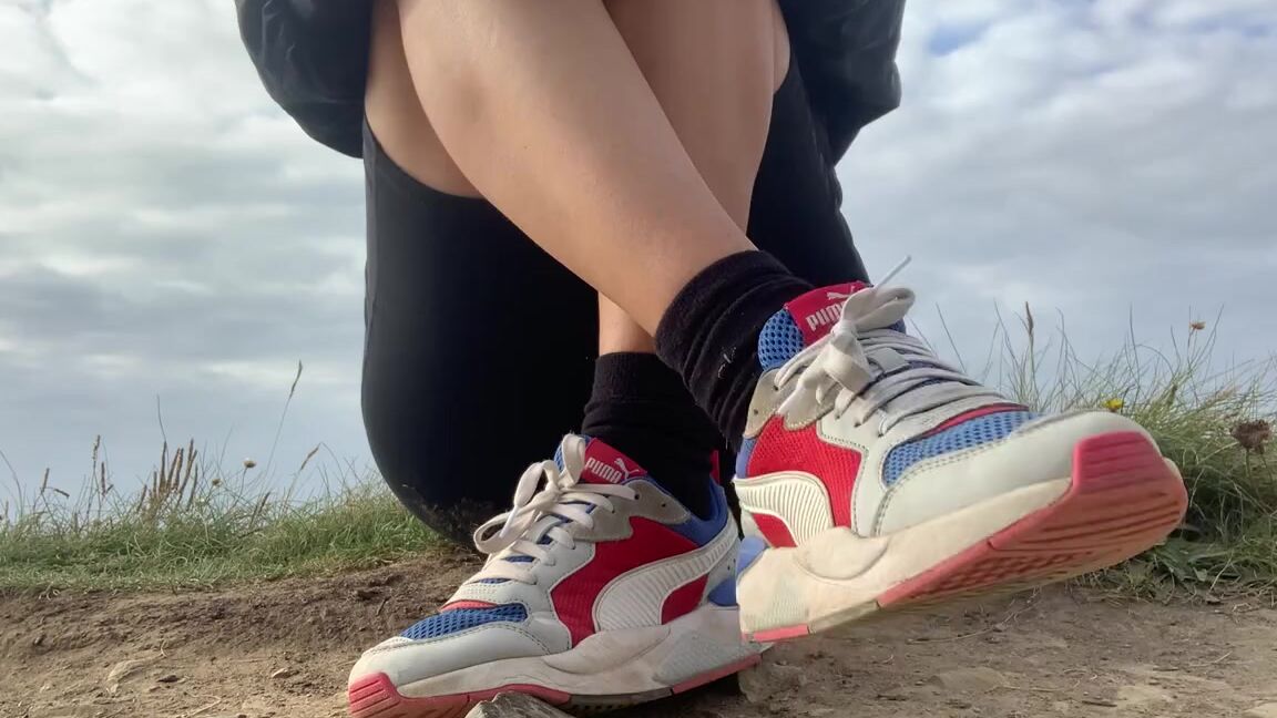 Miss Emma Rose Nicknamed Emmaemmarose Onlyfans Sweaty Feet After A 2 Hour Coastal Walk Had A Brake And Took My Shoes And