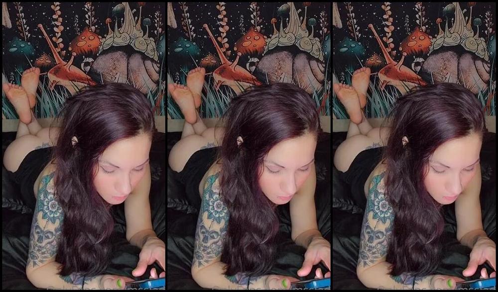 Mssjada Nicknamed Mssjada Onlyfans Just Chilling On My Bed In The Pose In Just A Shirt Cz