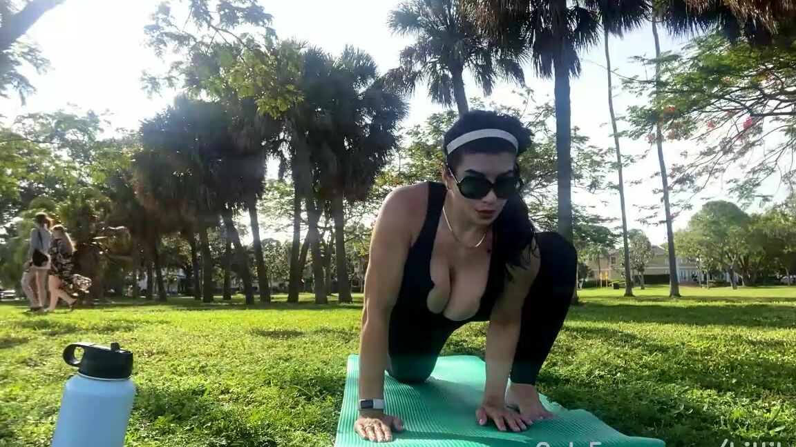 Kittibelle Yoga Kitti At The Park In A Beautiful Friday