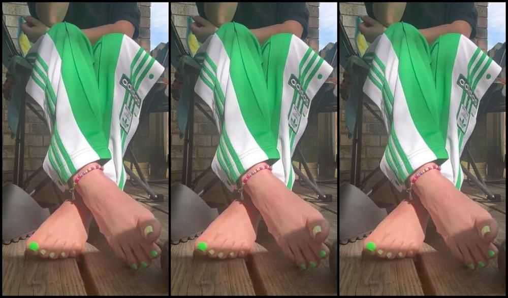 Adventuretoeskat Nicknamed Missadventuretoeskat Onlyfans The Birds Are Chirping I M Relaxing Wiggling My Pretty Toesyou Get A Peak At My Slightly Dirty