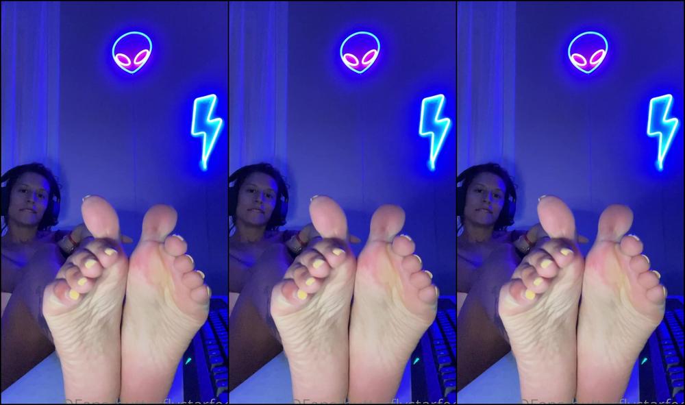 Queenstarb Staring At My Feet Huh