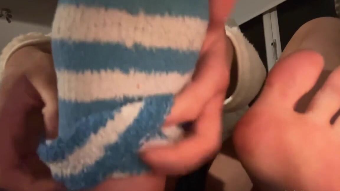 Gwenlolx Nicknamed Gwenlolx 11 13 2023 Onlyfans Video Sweaty Fluffy Socks And Sweaty Feet