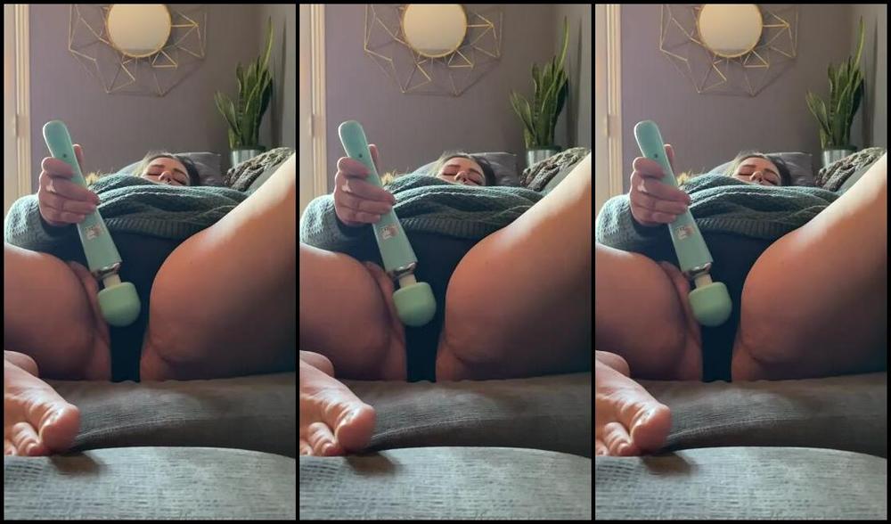 Caroline Aka Feetsiecakes Onlyfans Pov I M Innocently Making Content For You All And I Noticed My Peeping Neighbour Watching So I Deci