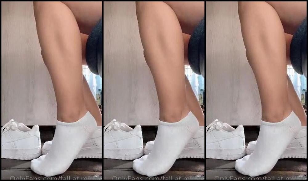 Feetangel Nicknamed Fallatmyfeet Foot Fetish 09 10 2022 Onlyfans Video Under The Desk View Of What I Get Up To At Work