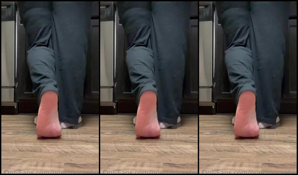 Puerto Rican Nicknamed Puertoricanfeet Onlyfans In The Kitchen Cleaning Soles View