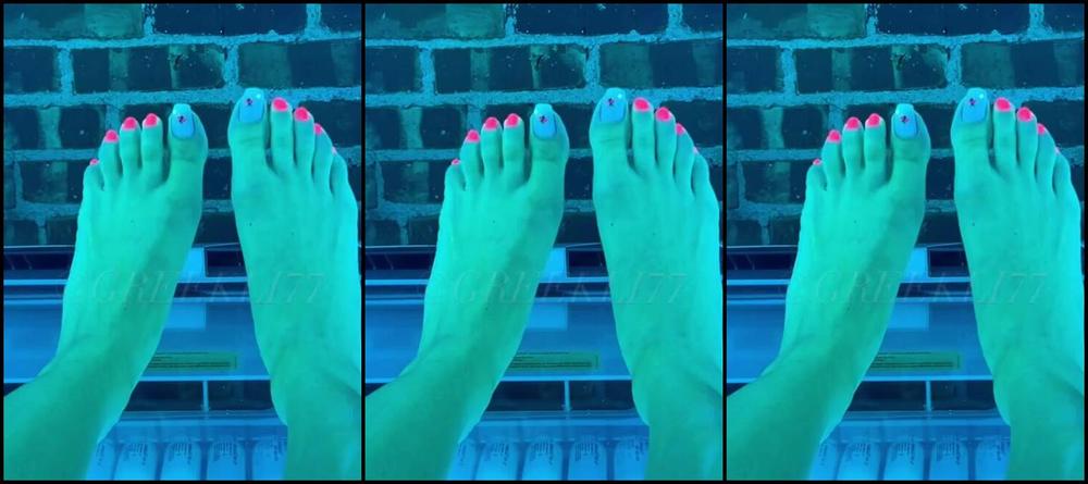 Greek Goddess Li Aka Greekli77 Onlyfans My Toes Glow So Pretty With This Red 2 M