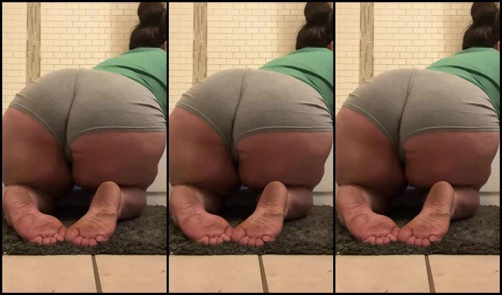 Aminamarie Onlyfans I Helped My Old Lady Neighbor Chase Her Dog Down The Street It Was Chasing A Dang Squirrel Lol And