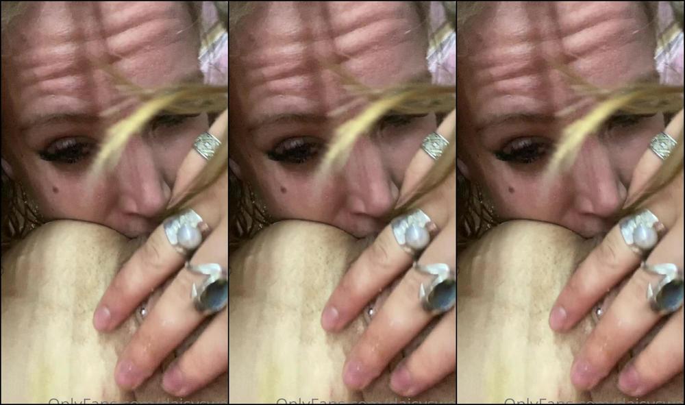 daisyswan-05-10-2020-1022407498-find-me-a-better-snack-i-dare-you-thedesperate0ne