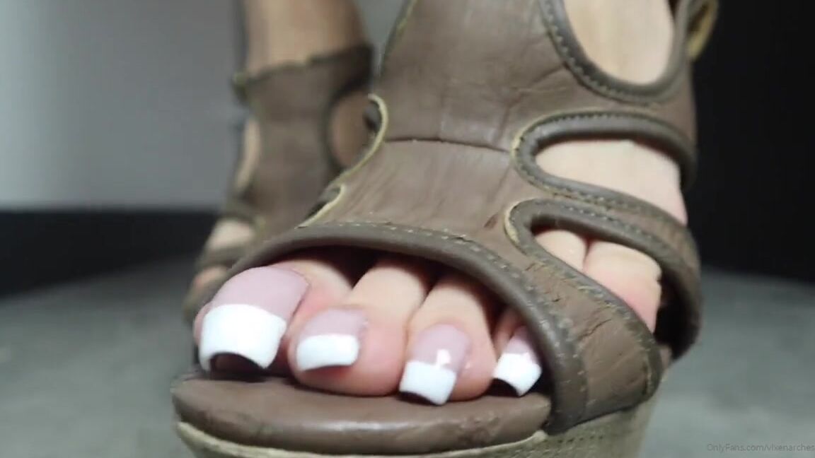 Vixenarches Onlyfans Modeling 14 Different Footwear For You With My Long French Toenails