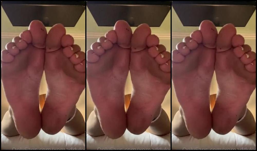 Goddess Kaylee Aka Xomaddykxo Onlyfans Right Under My Dirty Sock Fuzz Covered Feet Where You Belong Now Worshipp