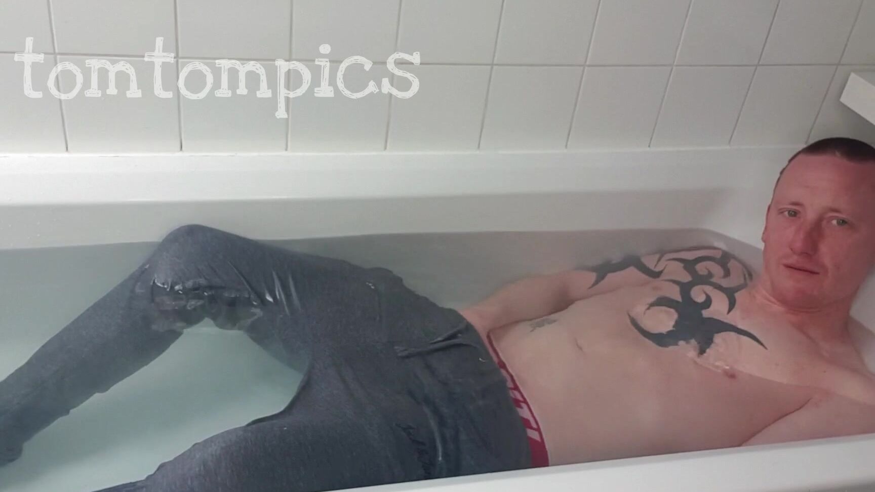 Tomtompics Wet Joggers And Undies A Request From A Fan See Me Getting My Grey Joggers Wet In The B
