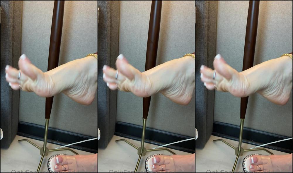 Goddessfendi 2724103896 12 23 2022 I Love Dangling My Heels For You And Making You Squirm