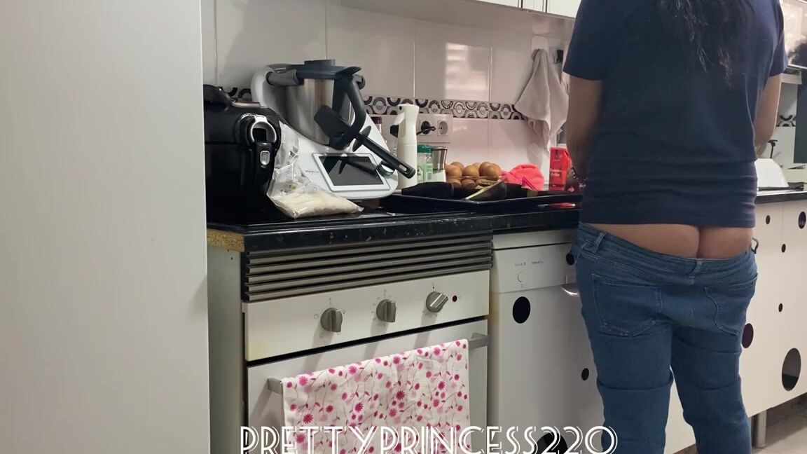 Prettyprincess220 05 17 2023 Onlyfans Video Butt Crack While I Cook