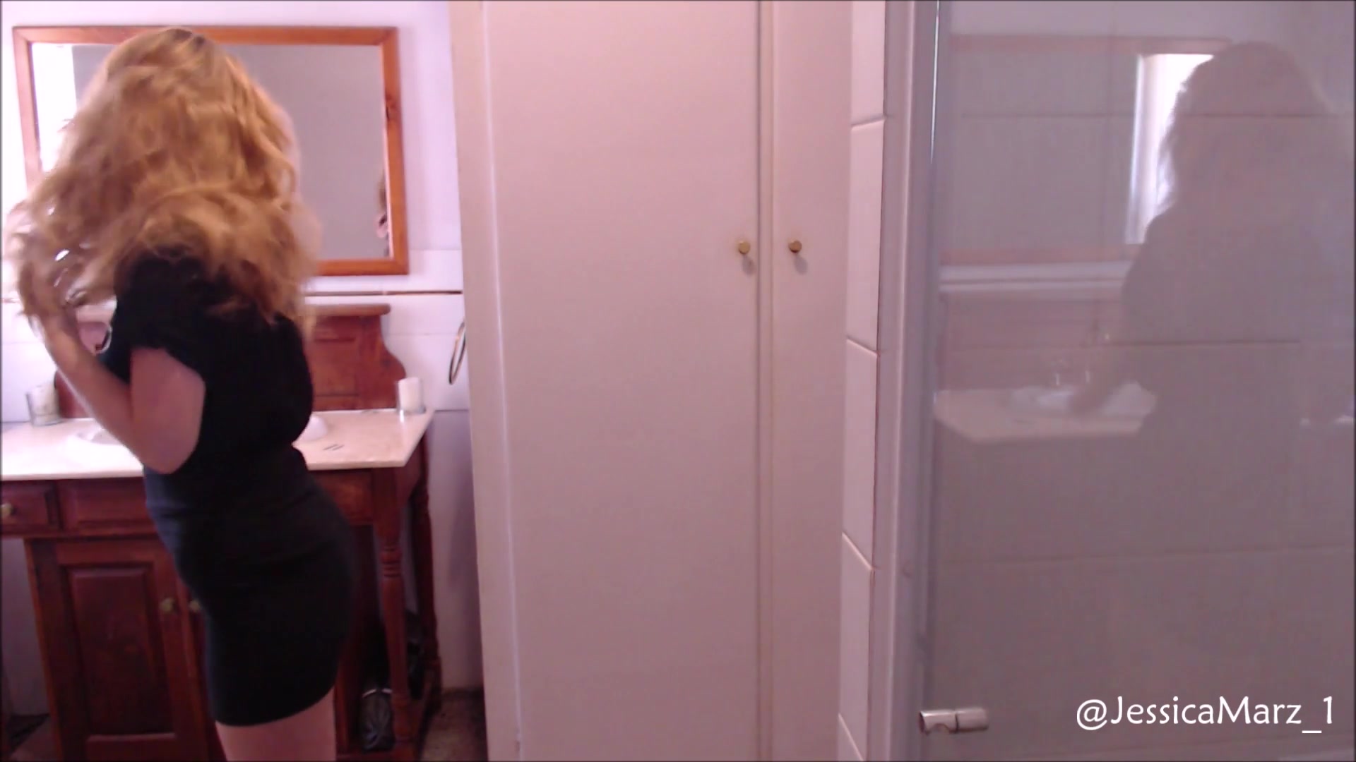 I washed my girlfriend's head and fucked!